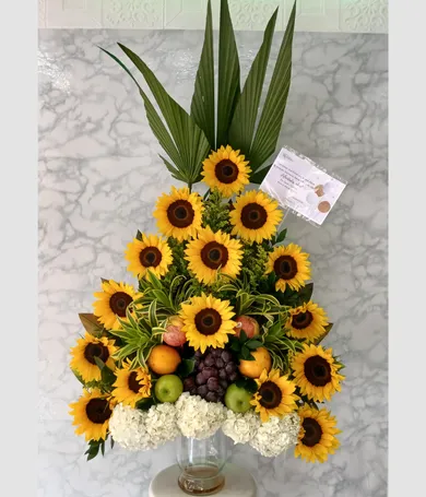 096-Piramide de girasoles con hortensia y frutas