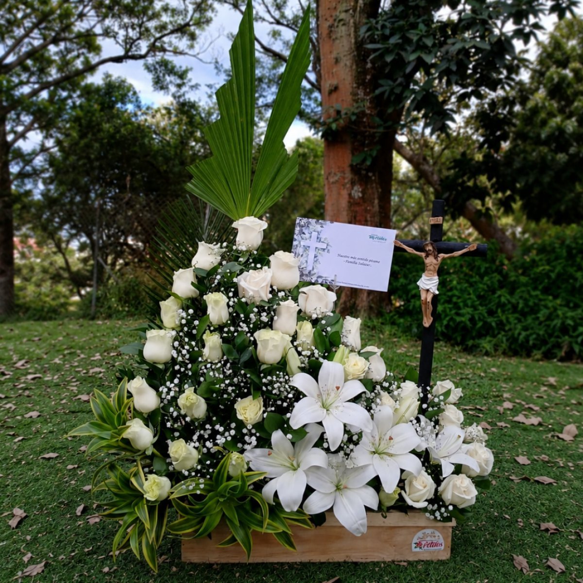 Jardinera de rosas y lirios con cristo