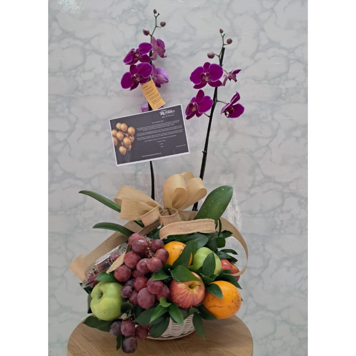Canasta de frutas pequeña con orquídea natural