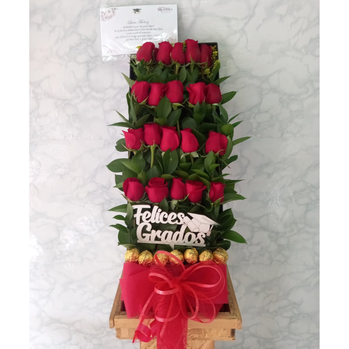Tapacaja de rosas con pin y bombones de chocolates