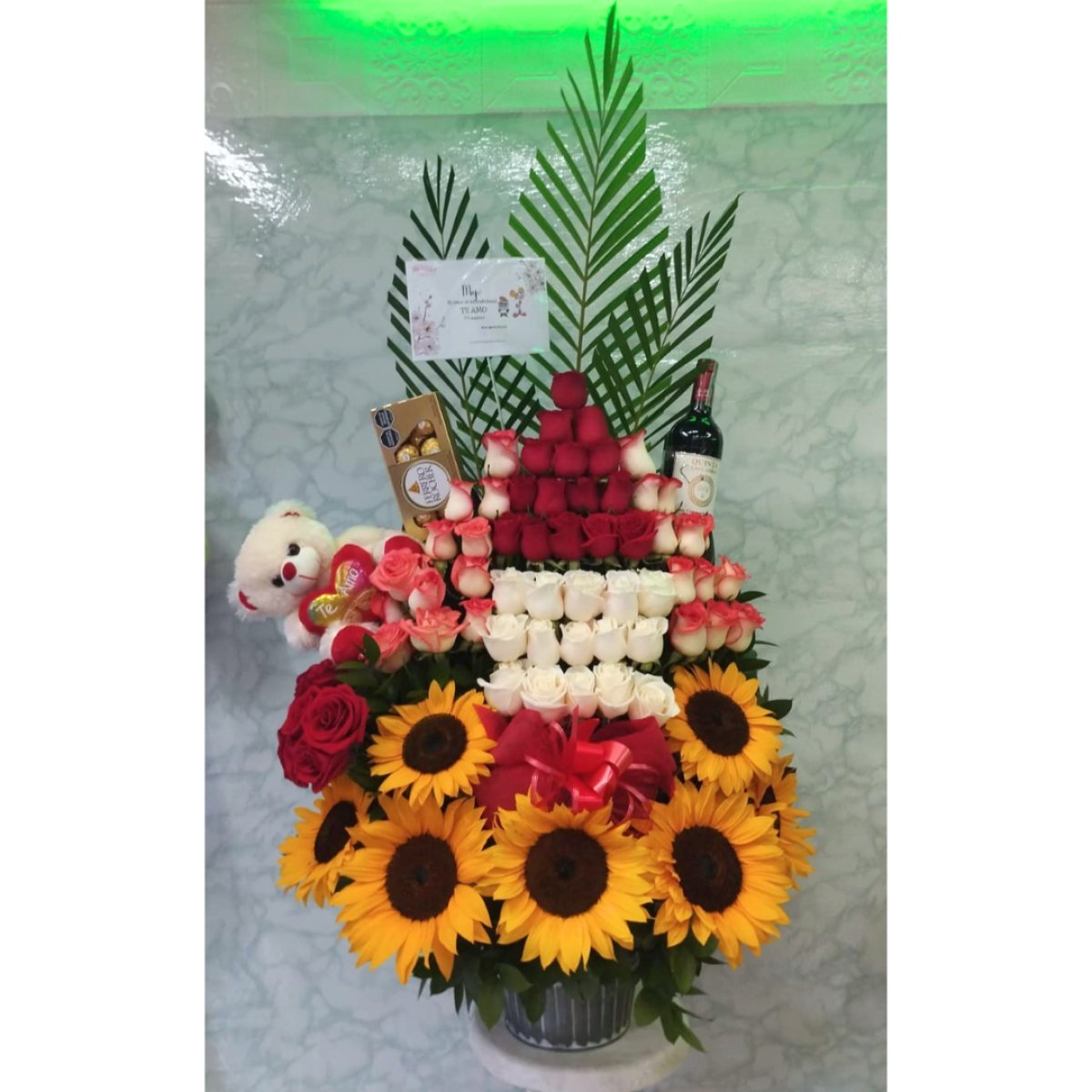 Piramide maxi de rosas con acompañantes