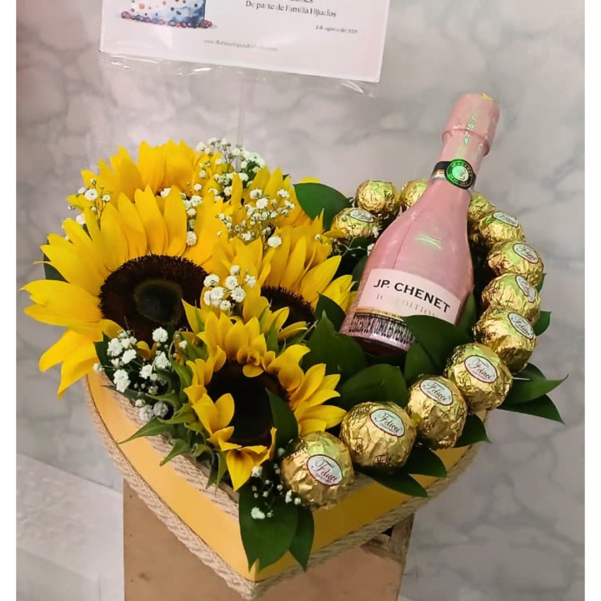 Corazon mediano de girasoles con champagne y chocolates