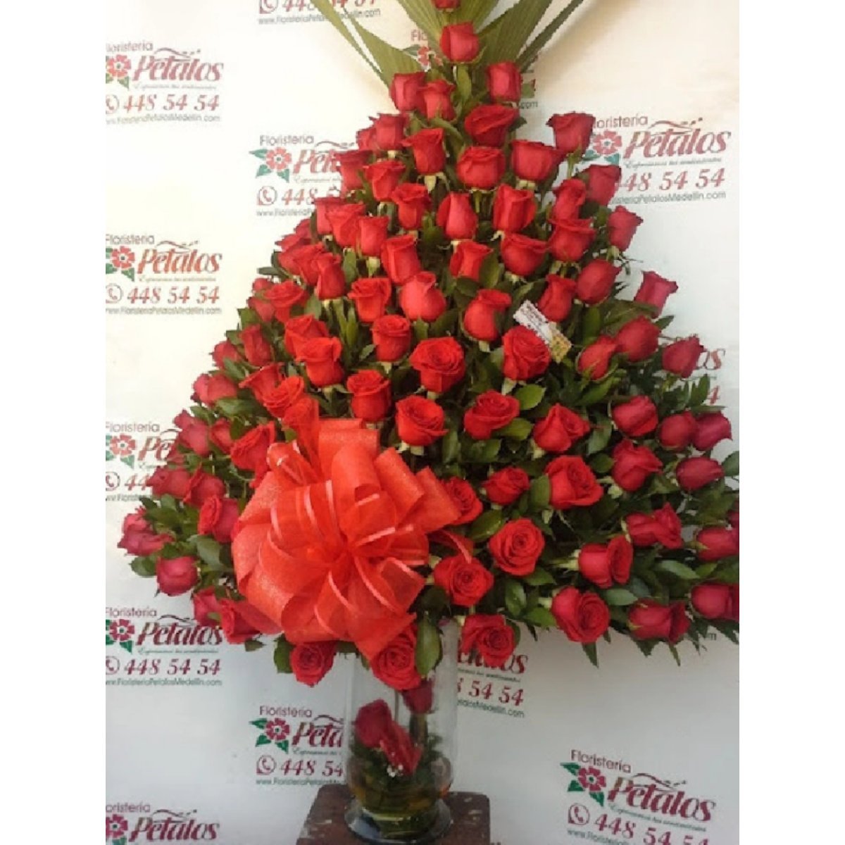 Pirámide de rosas gigante